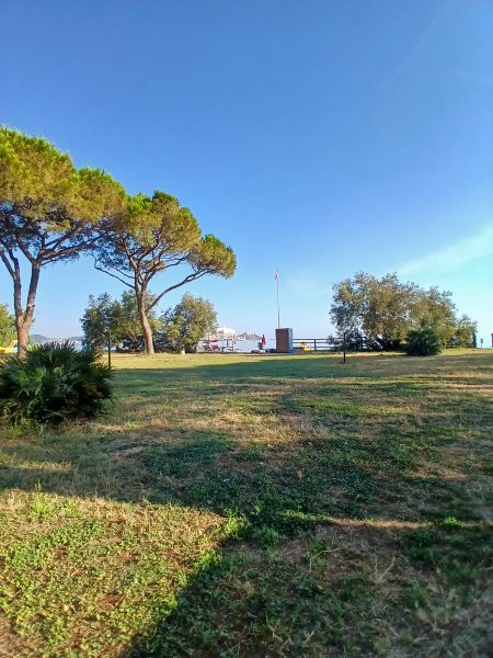 Location Fronte Mare con Prato, Pineta e Tettoia per il Tuo Evento