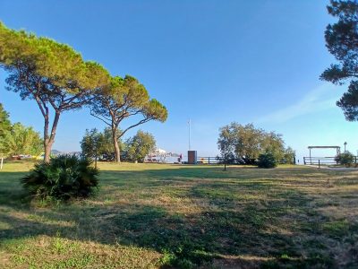 Location Fronte Mare con Prato, Pineta e Tettoia per il Tuo Evento