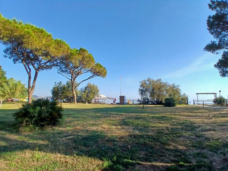Location Fronte Mare con Prato, Pineta e Tettoia per il Tuo Evento