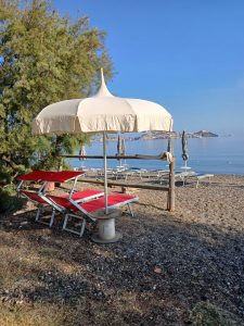 Location Fronte Mare con Prato, Pineta e Tettoia per il Tuo Evento